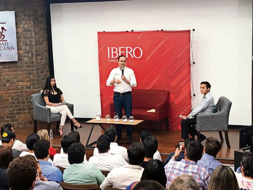 El candidato de la Alianza Ciudadana por la Seguridad, Manolo Jiménez, habló con estudiantes. Foto: Especial