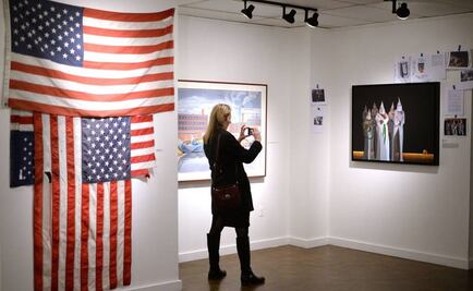 Suspenden muestra por pintura del Ku Klux Klan