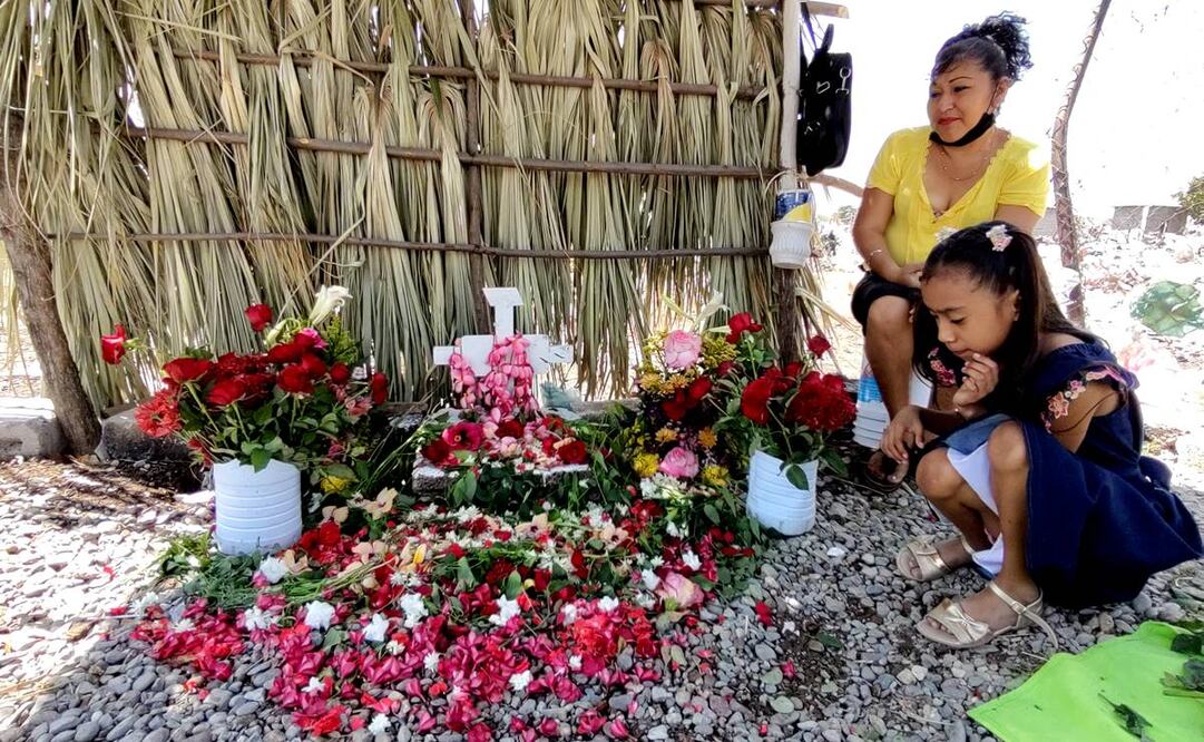En Semana Santa, los zapotecas conviven un día en el panteón; llevan flores, velas, comida y hasta música a sus familiares fallecidos. Foto: Roselia Chaca/EL UNIVERSAL