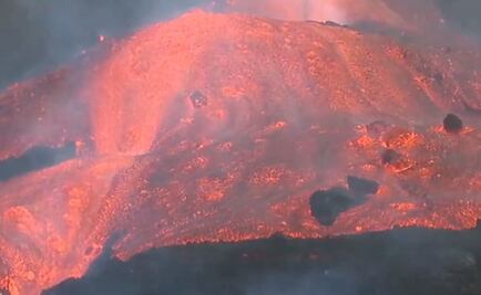 Captan ola gigante de lava que baja a gran velocidad del volcán en La Palma
