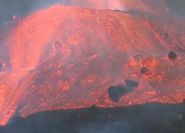Captan ola gigante de lava que baja a gran velocidad del volcán en La Palma