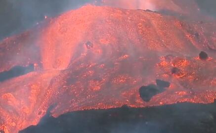 Captan ola gigante de lava que baja a gran velocidad del volcán en La Palma