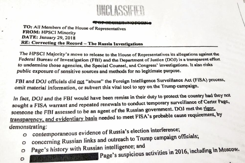 El memorándum demócrata sobre las actividades de vigilancia del Departamento de Justicia y el FBI incluye varias partes tachadas por seguridad. Foto: DON PESSIN. REUTERS