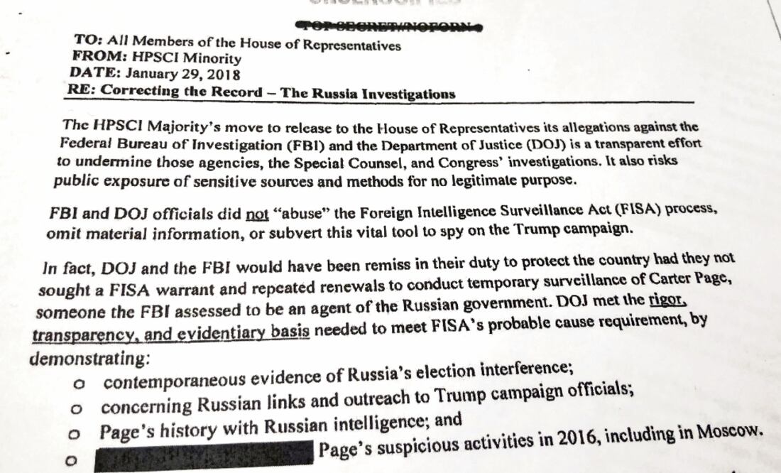 El memorándum demócrata sobre las actividades de vigilancia del Departamento de Justicia y el FBI incluye varias partes tachadas por seguridad. Foto: DON PESSIN. REUTERS