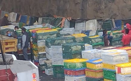 Volcadura de camión con carga con pollos obstruye autopista de Chamapa- La Venta