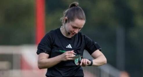 Despiden a un periodista deportivo tras sus críticas a una árbitra de futbol