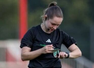 Despiden a un periodista deportivo tras sus críticas a una árbitra de futbol