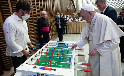 Papa Francisco juega futbolito "inclusivo" con fieles en Roma
