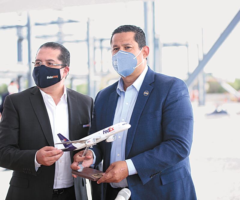 El gobernador, Diego Sinhue Rodríguez (der.), realizó un recorrido para constatar el avance real del proyecto de FedEx. 