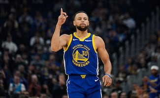 VIDEO: Stephen Curry sorprende con espectacular canasta fuera de la duela