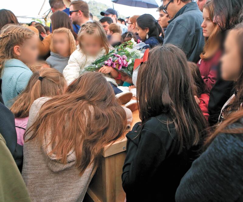 Integrantes de la comunidad mormona acompañaron a los LeBarón hasta el cementerio de Galeana para sepultar a cinco de sus familiares. Foto: LUIS TORRES. EFE