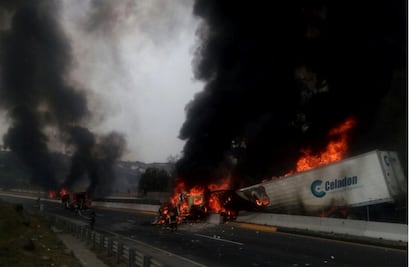 Choque de tráilers cierra autopista Chamapa-La Venta
