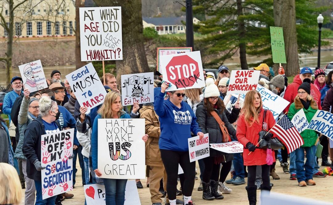Manifestantes, mientras escuchan a los oradores durante una protesta en West Virginia por las medidas de Donald Trump contra las políticas DEI. Foto: AP