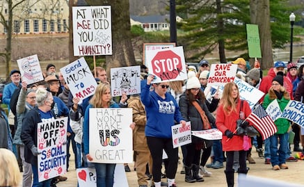 Demandan al gobierno Trump por dar de baja a mitad del personal de Educación; pasó de 4 mil a 2 mil trabajadores