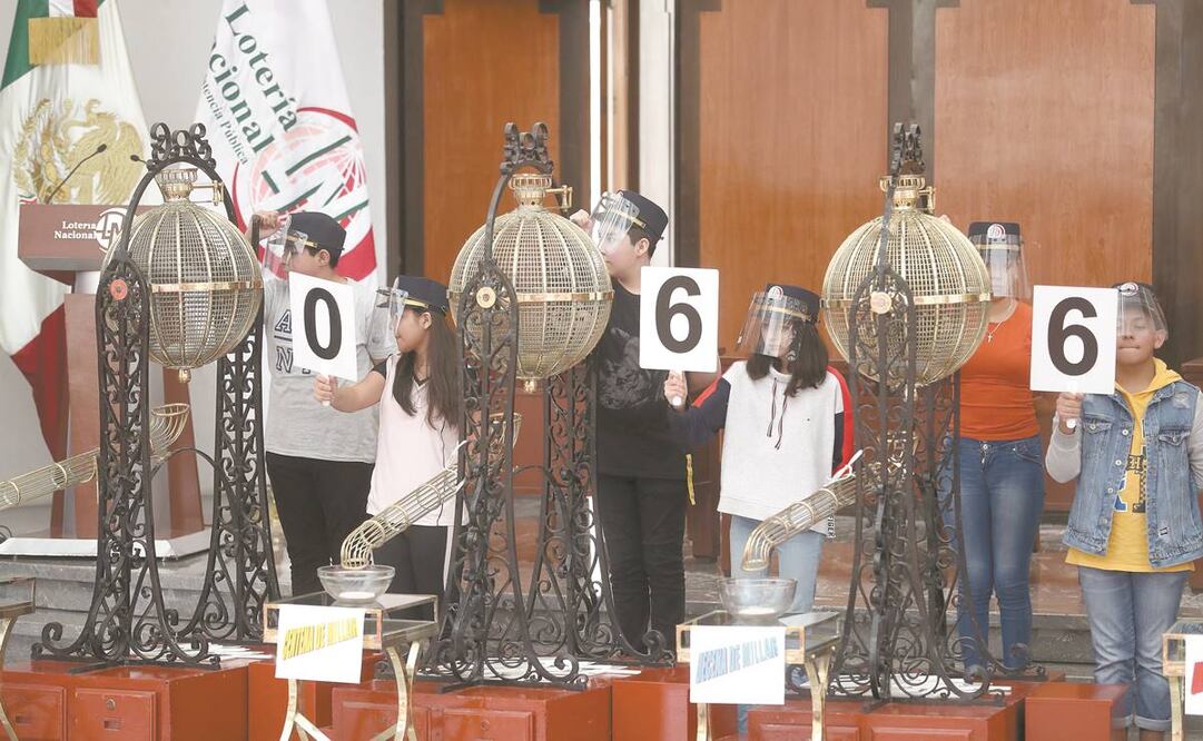 Niños gritones que encabezarán el sorteo del próximo 15 de septiembre ensayan los lunes y jueves los últimos detalles. Fotos: BERENICE FREGOSO. EL UNIVERSAL