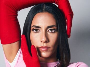 Nuria Diosdado brilla con la tendencia Barbiecore en la revista Nosotras