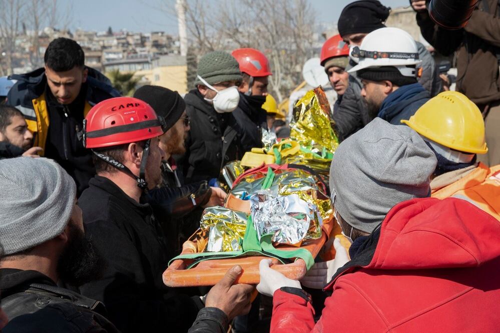 Ayse, una niña siria de seis años que sobrevivió debajo de un edificio destruido, en Kahramanmaras. Foto: AP
