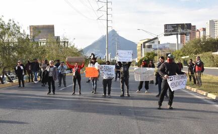 FOTOS: Manifestantes bloquean avenidas ante aumento de tarifa del transporte en Monterrey; causan caos vehicular