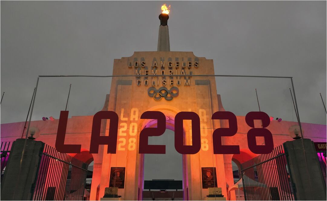 Un letrero de Los Ángeles 2028 frente al pebetero en el Memorial Coliseum, cuando se confirmó como sede. FOTO: AP