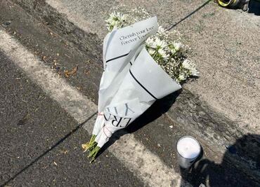Con flores y una veladora sobre Calzada de Tlalpan, realizan homenaje a colaboradores de Clara Brugada asesinados; área sigue custodiada