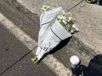 Con flores y una veladora sobre Calzada de Tlalpan, realizan homenaje a colaboradores de Clara Brugada asesinados; área sigue custodiada