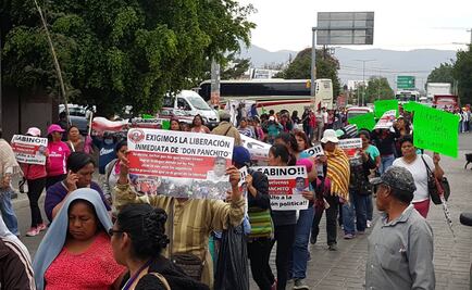 Manifestantes marchan en Oaxaca; policías les frenan paso