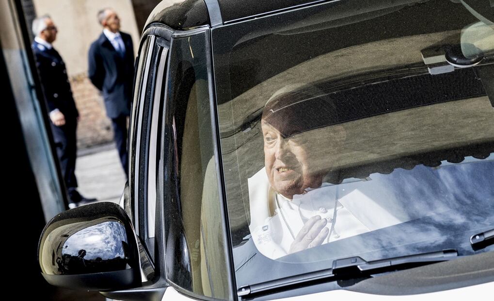 Como es su tradición, el papa Francisco acudió a la cárcel romana Regina Coeli, pese a su convalecencia por sus problemas de salud, para celebrar con algunos presos este Jueves Santo, el 17 de abril de 2025. Foto: EFE