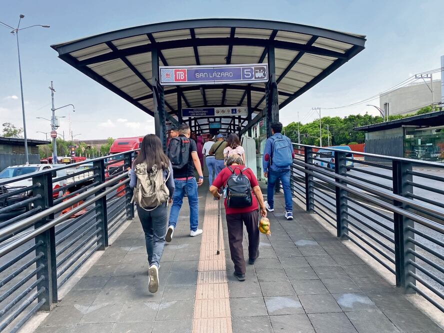 Con la reapertura de la estación San Lázaro se espera mayor agilidad en el servicio y menos aglomeramiento en la plataforma que va hacia Río de los Remedios, señaló un trabajador del Metrobús Foto: Rafael García El Universal