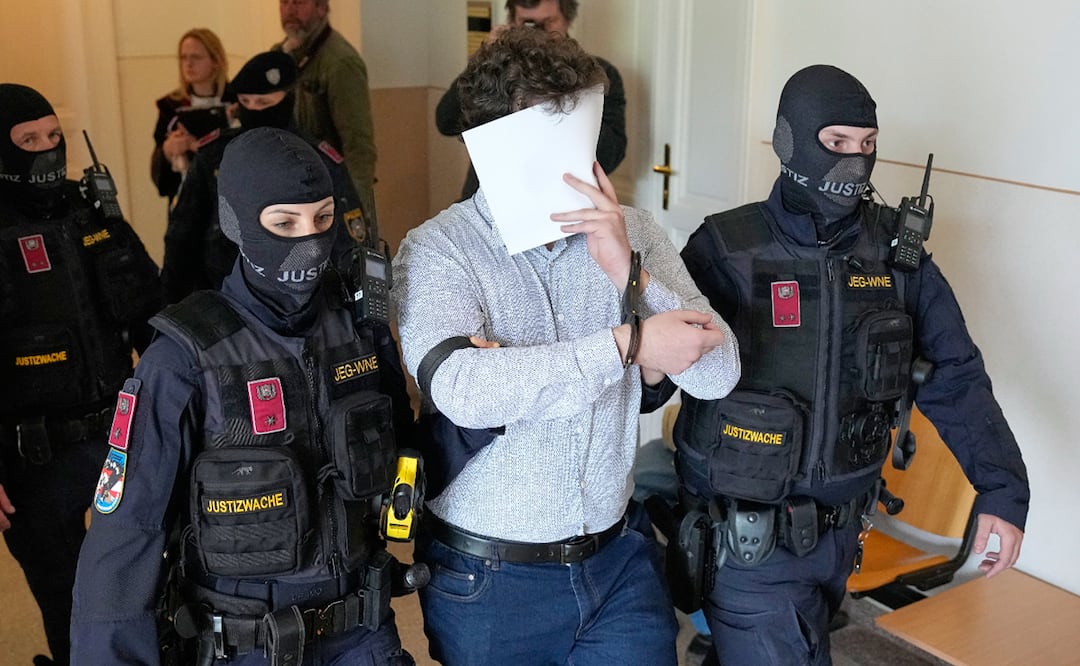 El acusado Beran A. luce una camisa nueva al regresar a la sala del tribunal de distrito de Wiener Neustadt, Austria, donde está siendo juzgado por planear un ataque contra uno de los conciertos de la superestrella Taylor Swift en Viena en agosto de 2024 y por jurar lealtad al grupo Estado Islámico.
Foto AP/Matthias Schrader.