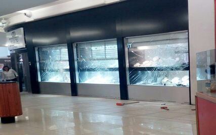 Grupo armado asalta joyería en centro comercial de Morelia