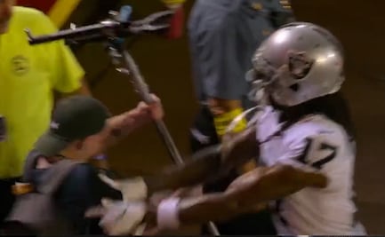 Jugador de la NFL agrede brutalmente a camarógrafo