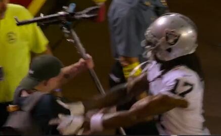 Jugador de la NFL agrede brutalmente a camarógrafo