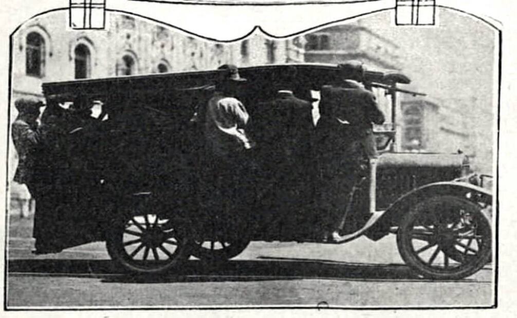 El transporte público en camiones cometía imprudencias como sobrecargarse de pasajeros y dejar que colgaran de forma insegura. Este era uno de los rasgos que podían evitarse con un mejor reglamento de tráfico. Foto: Hemeroteca EL UNIVERSAL