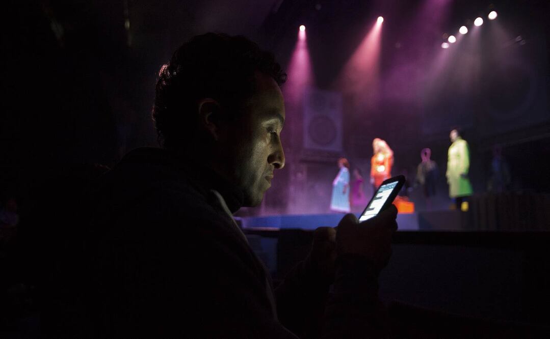 Los espectadores tienen un ojo al celular y el otro a la obra "Mentiras, el musical" (ADRIÁN HERNÁNDEZ. EL UNIVERSAL)