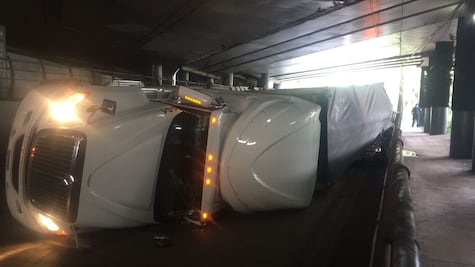 Vuelca tráiler sobre auto en bajo puente de Periférico Norte 