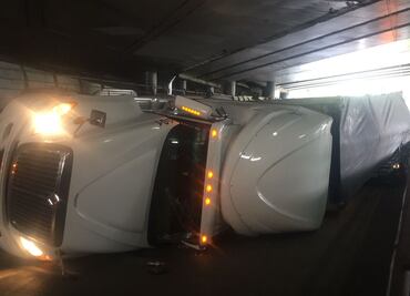 Vuelca tráiler sobre auto en bajo puente de Periférico Norte