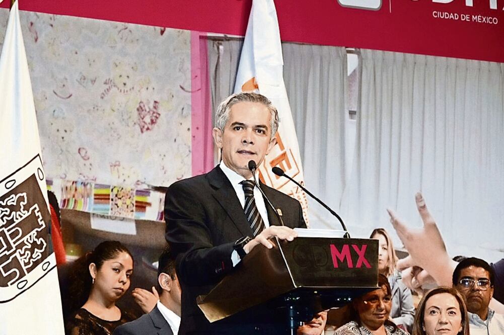 Miguel Ángel Mancera instruyó el diseñó de Contigo Maestr@, que busca apoyar a los docentes para enfrentar las exigencias del servicio profesional (ARCHIVO EL UNIVERSAL)