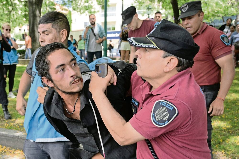 Una persona sin hogar fue detenida ayer durante una manifestación en Buenos Aires. Foto: juan Mabromata | AFP