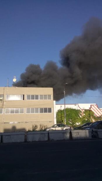 Controlan incendio en bodega de cosméticos de Iztapalapa 