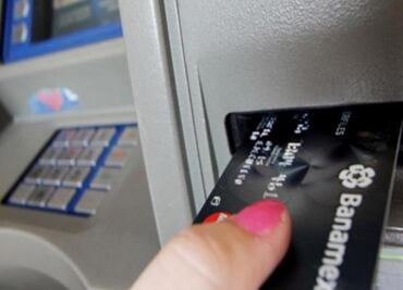 Ten cuidado al retirar efectivo de cajeros automáticos