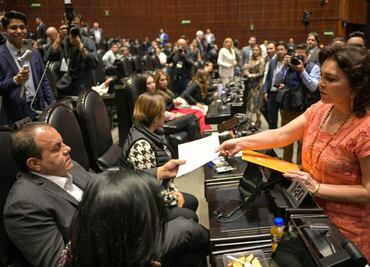 Ivonne Ortega encara a Cuauhtémoc Blanco y le entrega carta; "renuncia al fuero", le exige