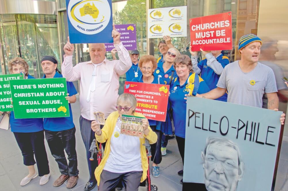 Manifestantes contra la pedofilia protestaron ayer afuera de la Corte que lleva el caso contra el cardenal Pell, en Melbourne, Australia. Foto: ANDY BROWNBILL. AP
