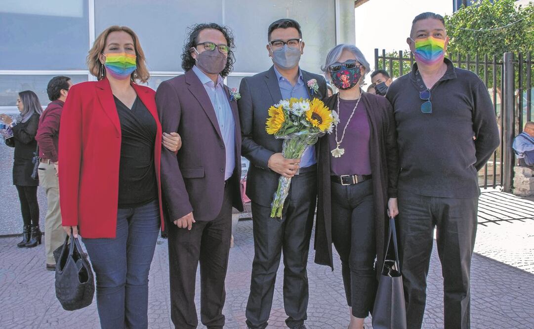 La pareja, afuera del Registro Civil queretano, fue arropada por sus familiares y activistas de la diversidad sexual que los apoyaron en su lucha. Foto: Mitzi Olvera. El Universal