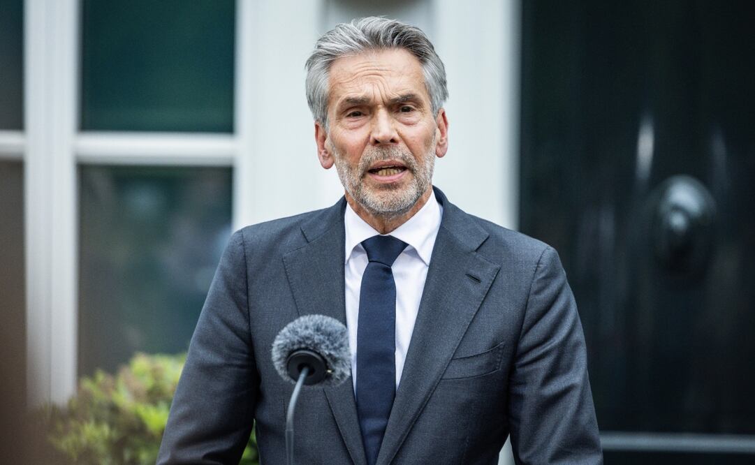 El primer ministro neerlandés, Dick Schoof, habla con los medios tras un consejo de ministros extraordinario en el Catshuis de La Haya, Países Bajos, el 3 de junio de 2025. Schoof anunció ese mismo día su dimisión como primer ministro. Foto: EFE