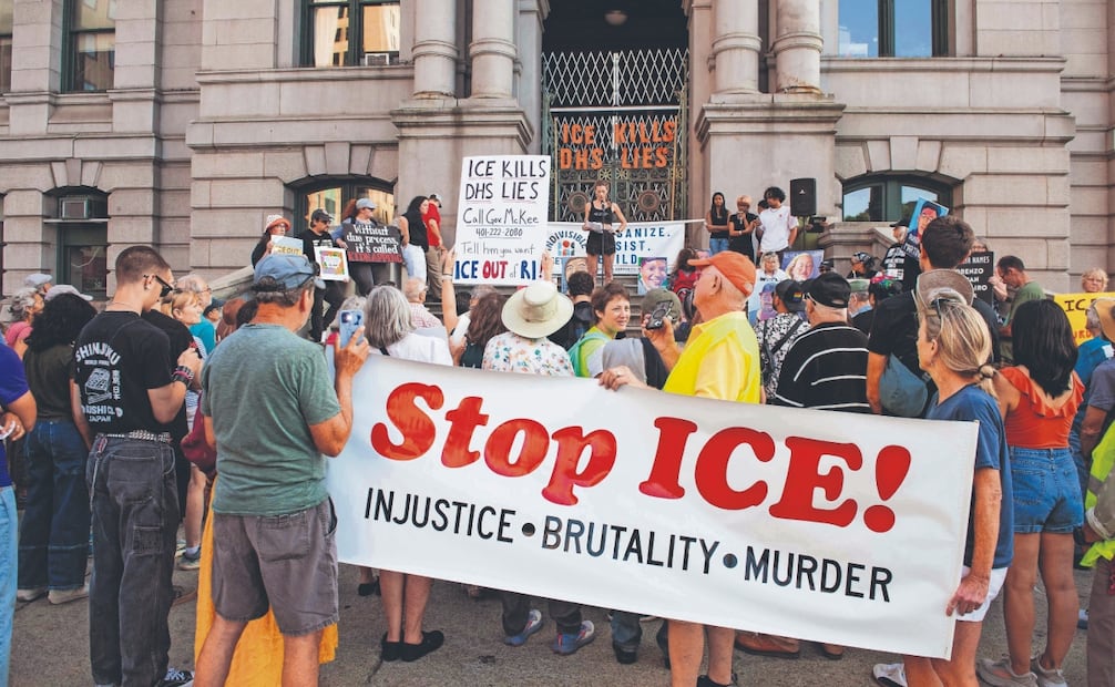 Manifestantes sostienen pancartas para recordar a las personas que perdieron la vida durante operaciones del ICE en una vigilia frente al ayuntamiento de Providence, Rhode Island, el 25 de julio pasado. Foto: Joseph Prezioso/ AFP
