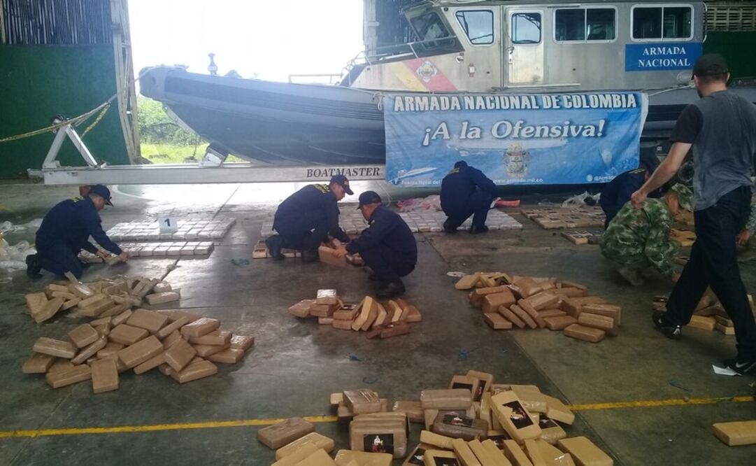 Oficiales de Colombia cuentan un cargamento de 656 kilos de cocaína incautados el miércoles 29 de noviembre de 2017 en una batida contra el narcotráfico del que la Armada Nacional de ese país en aguas colombianas en el Océanos Pacífico (Armada Nacional)