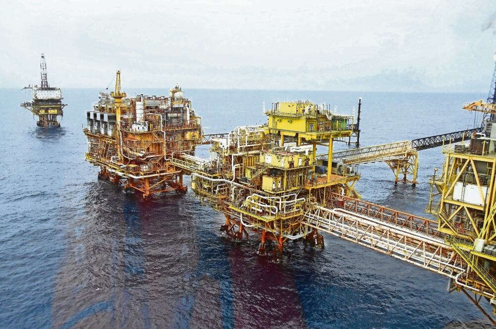 Alertan por bajo desarrollo Según un estudio, otro factor que afectará a las finanzas mexicanas es la reducción de la plataforma de producción de petróleo (ARCHIVO EL UNIVERSAL)
