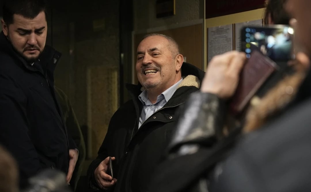 Boris Nadezhdin, un político liberal ruso que aspira a ser candidato en la elección presidencial del 17 de marzo, centro, entra a la Corte Suprema parea una audiencia que considera su queja contra el procedimiento de recolección de firmas, en Moscú. Foto: AP