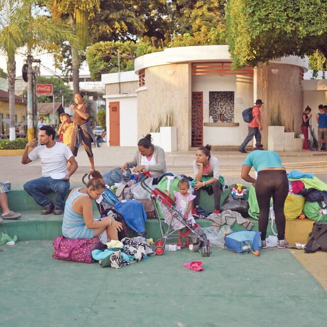 En espera. En Guatemala, más de 200 hondureños aguardan cruzar a México (JOHAN ORDONEZ. AFP)