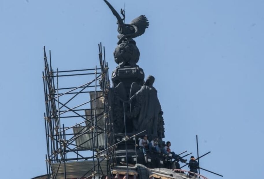 Restauran cúpulas del Palacio de Bellas Artes